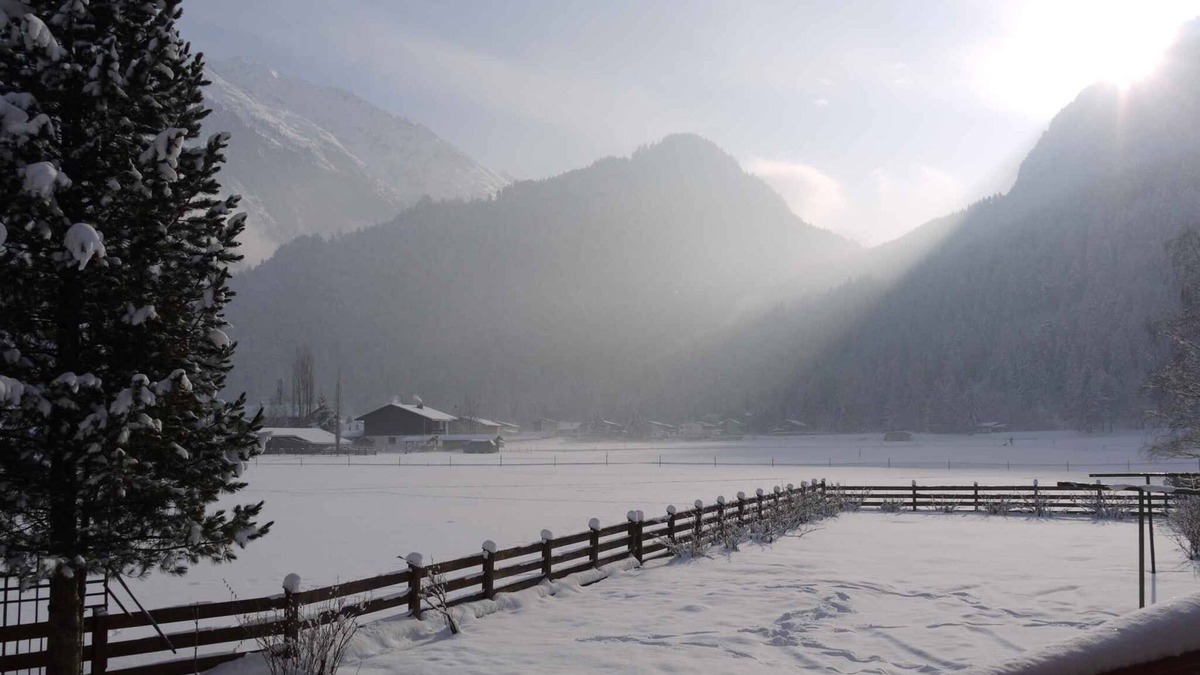 Huben Apartment | Holiday apartment Tyrolean room with tiled stove and dishwasher