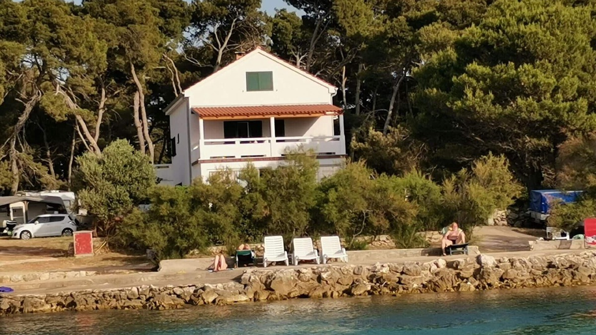 Susica Apartment | Holiday apartment Ugljan (Ort) for 2 - 6 persons with 3 bedrooms - Holiday apartment