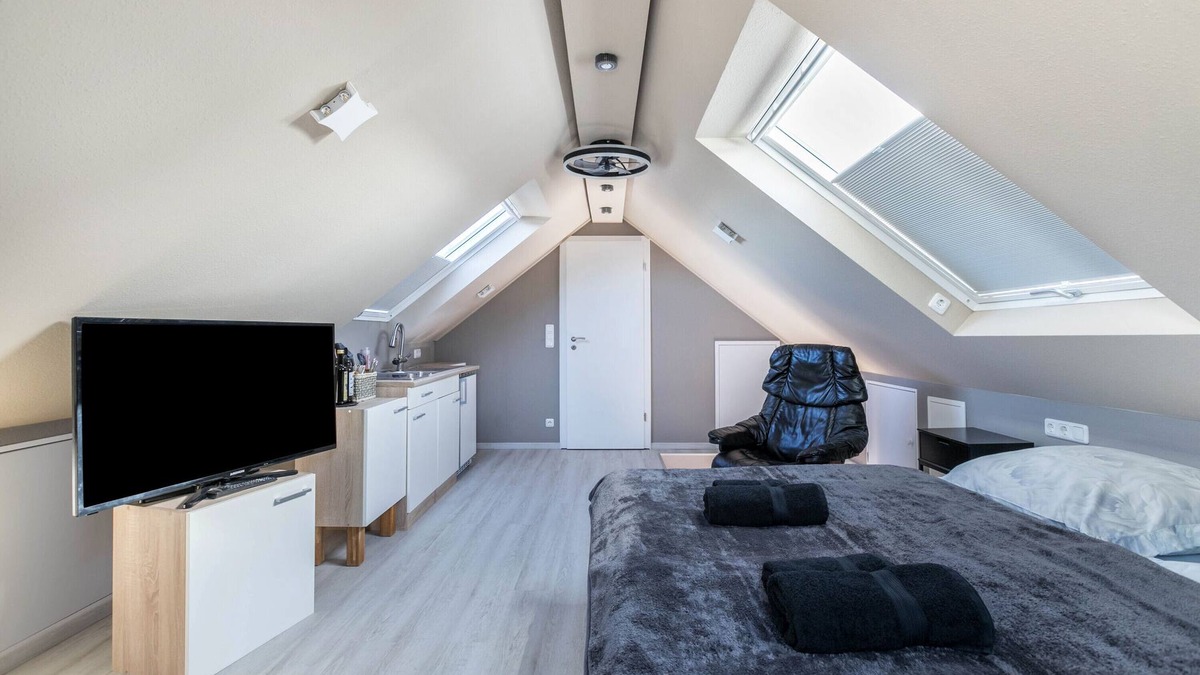 Heide Apartment | Holiday Apartment "Uhse Loft" with Shared Garden & Wi-Fi