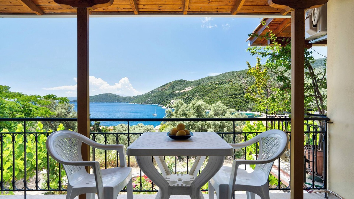 Mikros Gialos Apartment | Holiday Apartment "Vardia studio A" with Sea View, Wi-Fi & Balcony