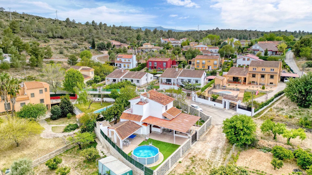Macastre Apartment | Holiday Apartment 'Violeta' with Mountain View, Wi-Fi and Air Conditioning