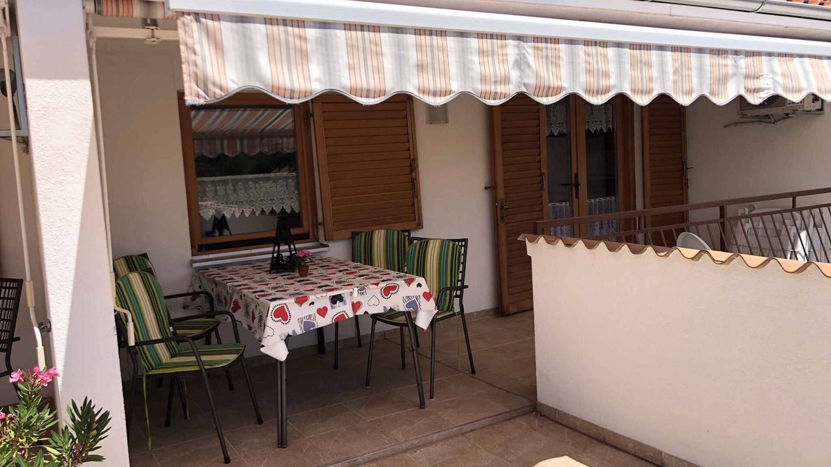 Sveti Juraj Apartment | Holiday apartment with terrace near the sea