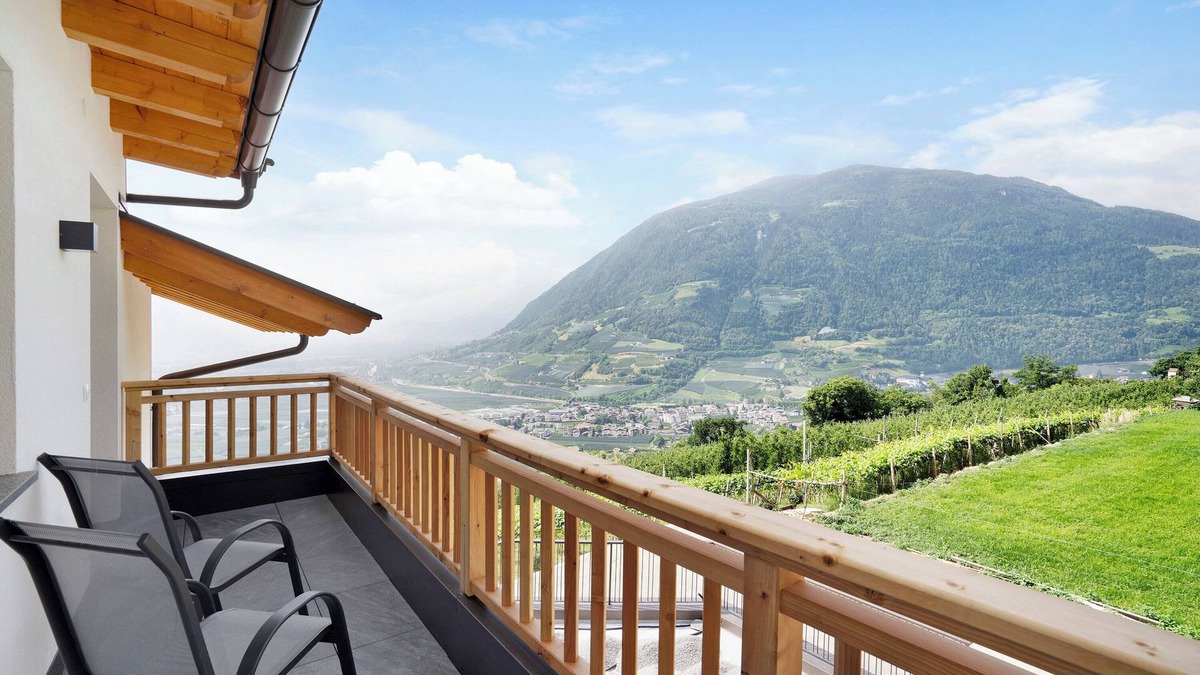 Lagundo Apartment | Holiday Apartment "Weinberg" with Mountain View, Wi-Fi, Terrace, Balcony & Garden