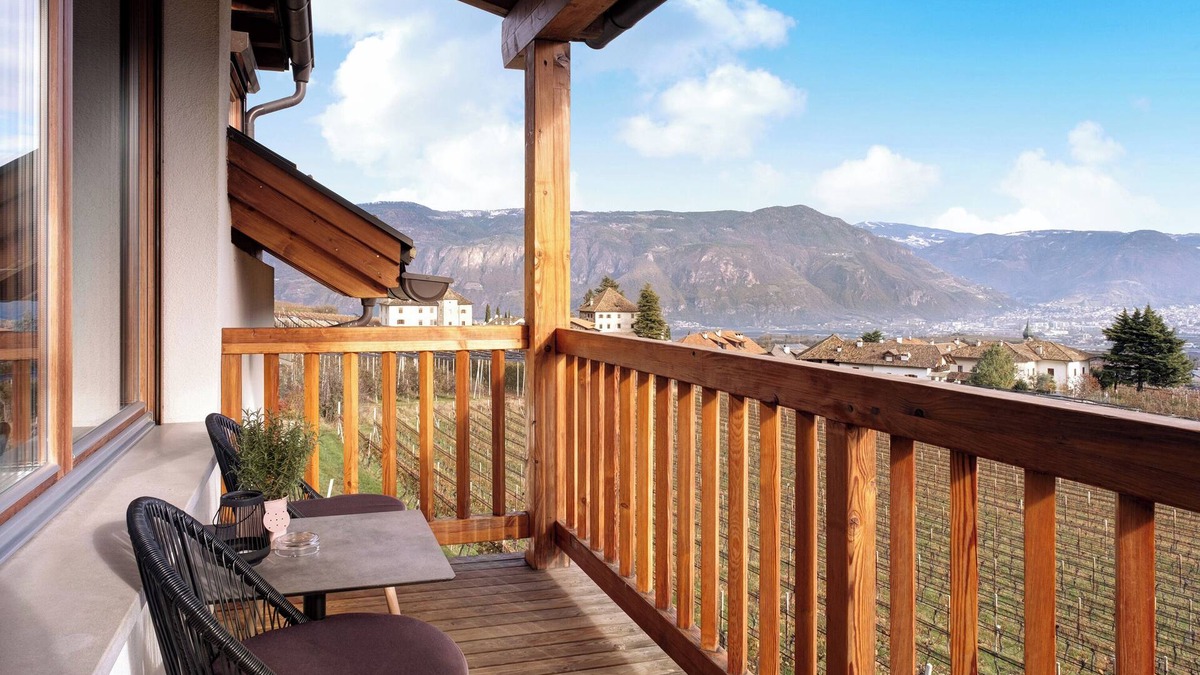 Berg/Monte Apartment | Holiday Apartment "Weingut Lahn zu Eppan Schlern" with Mountain View, Balcony and Wi-Fi