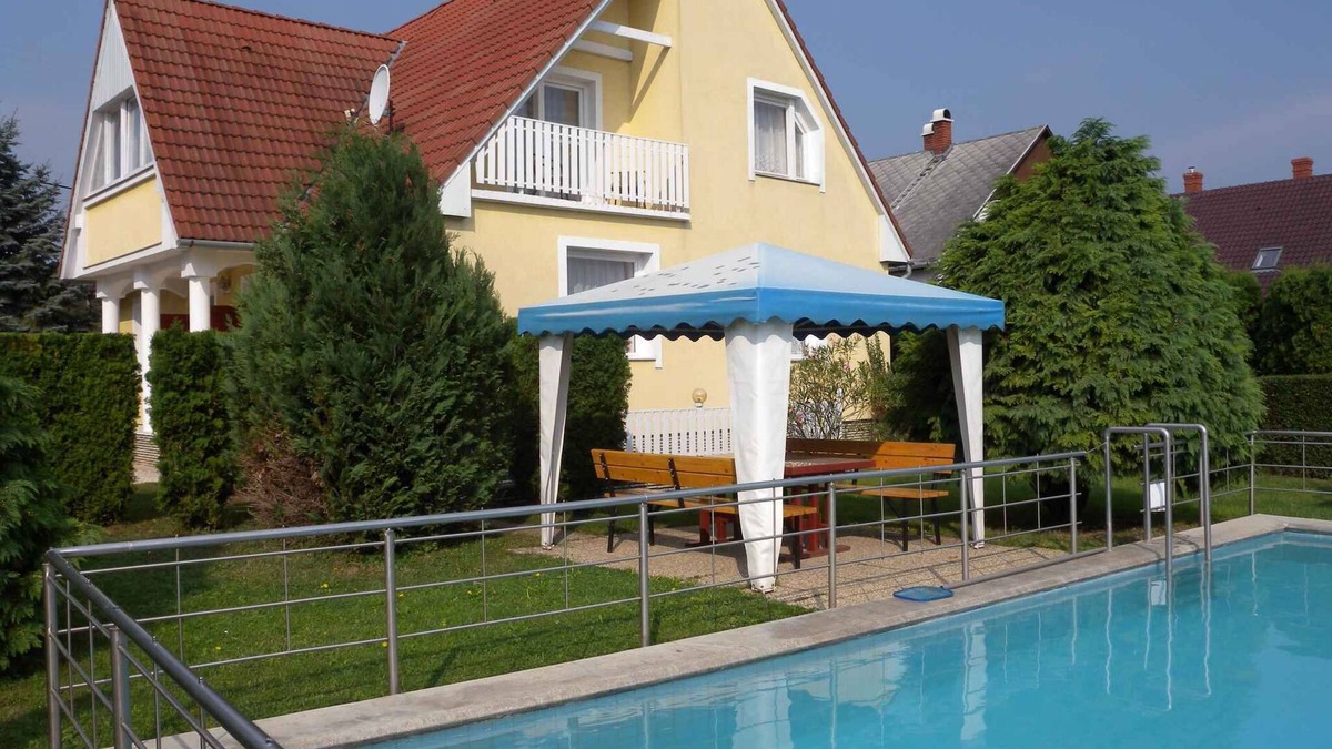 Felsopahok Apartment | Holiday apartment with gazebo and pool