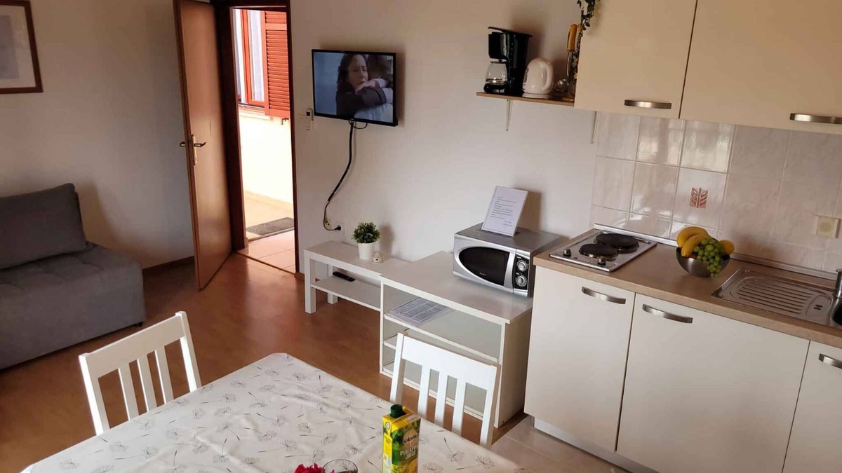 Valbandon Apartment | Holiday apartment with satelllite TV only 400 m from the beach