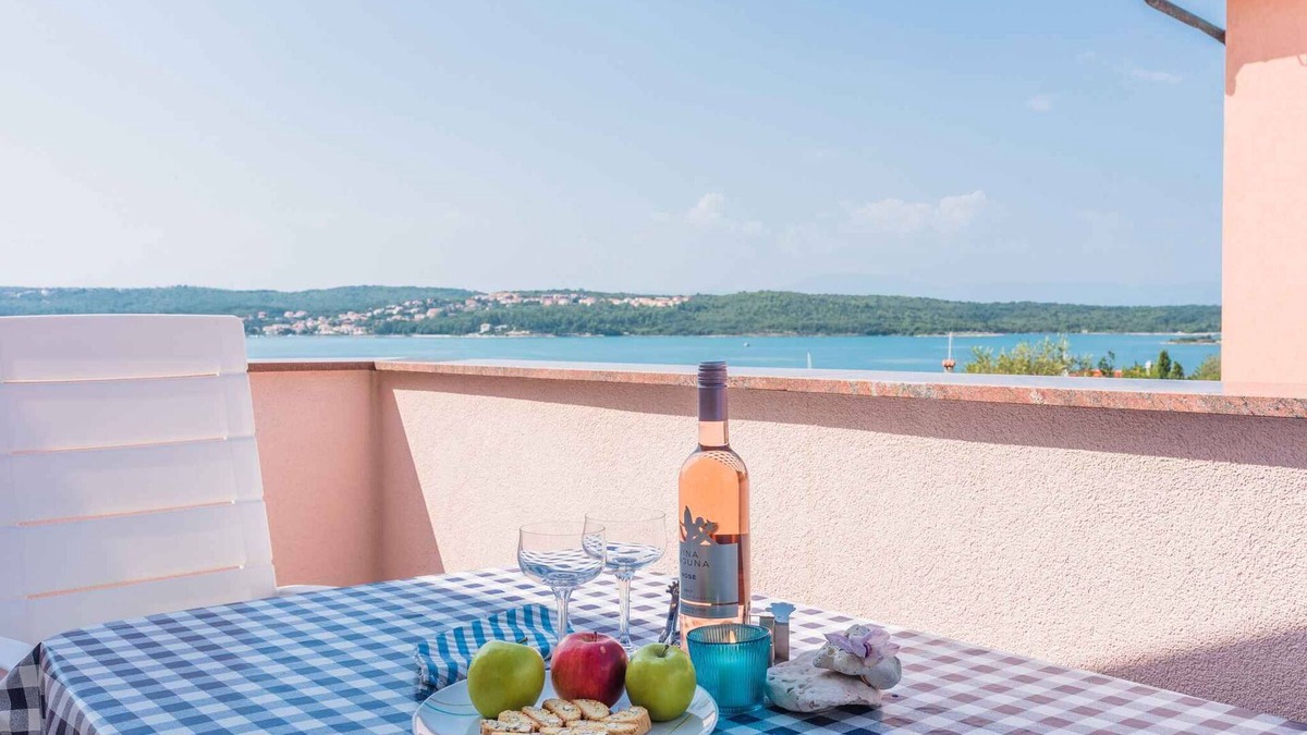 Klimno Apartment | Holiday apartment with air conditioning and sea view