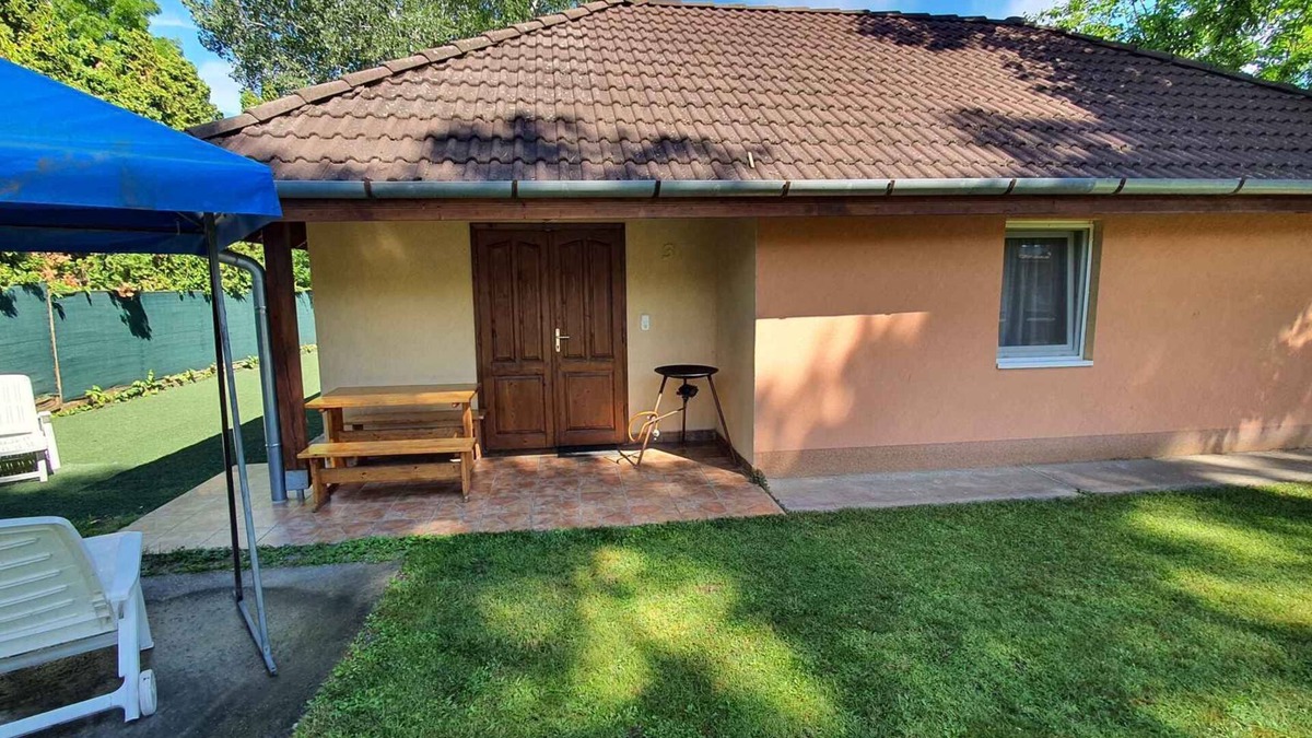 Siofok Aranypart Apartment | Holiday apartment with air conditioning and garden pavilion