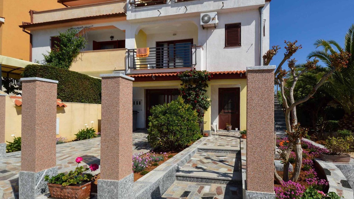 Vintijan Apartment | Holiday apartment with air conditioning in a quiet location
