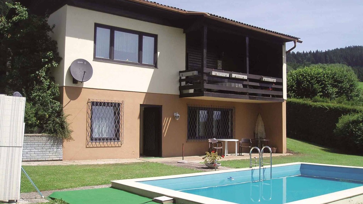 Molbling Apartment | Holiday apartment with large garden, barbecue and swimming pool
