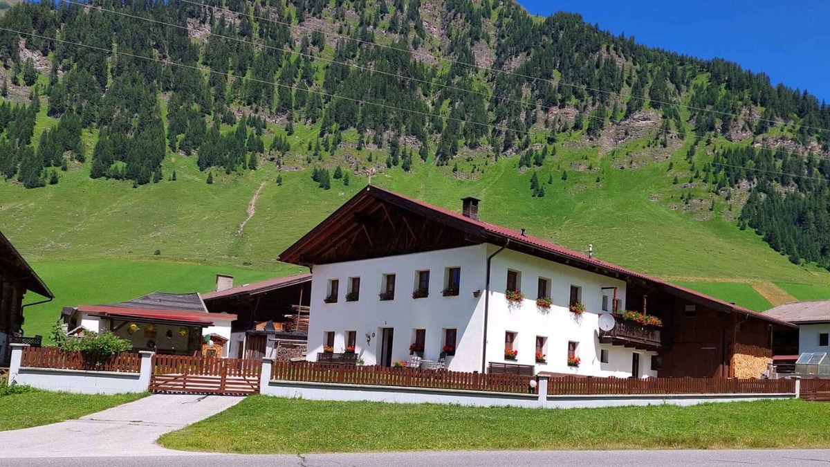 Schmirn Apartment | Holiday apartment with balcony