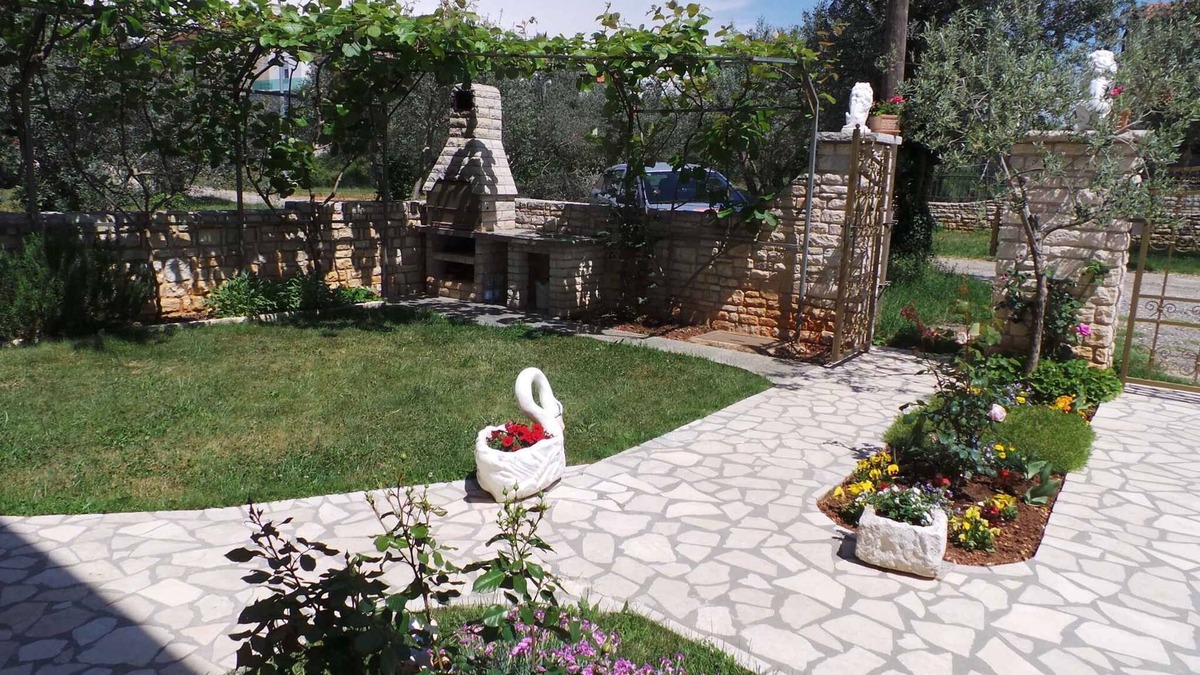 Fazana Apartment | Holiday apartment with barbecue in the garden