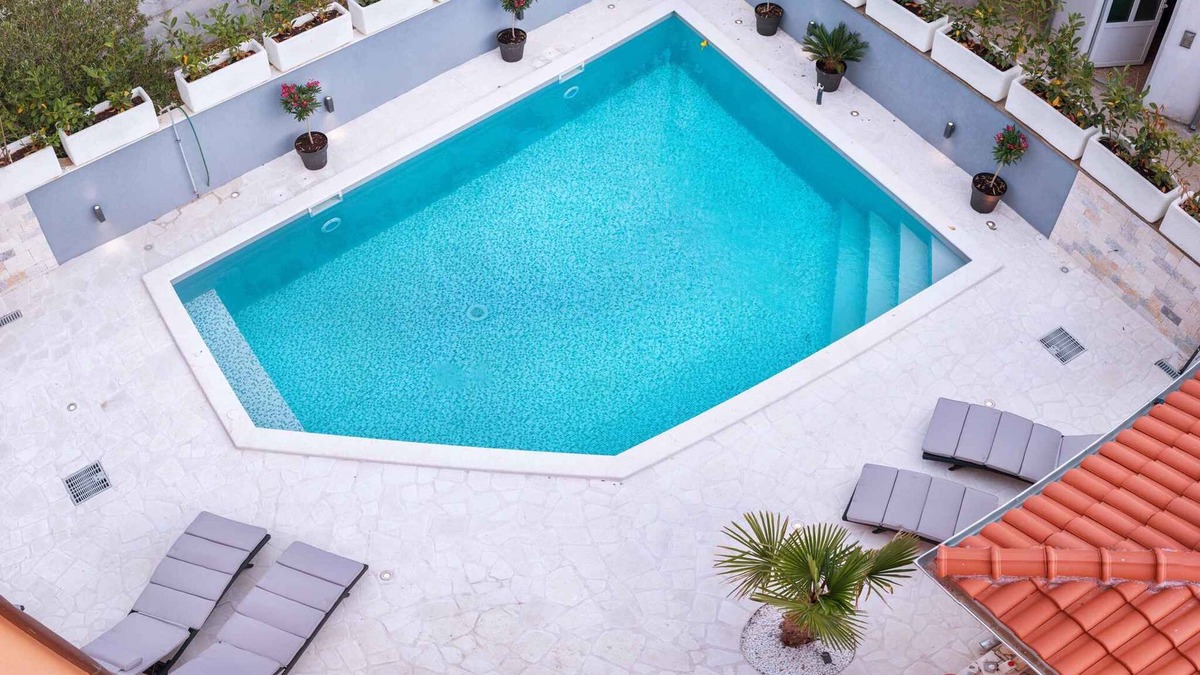 Srima Apartment | Holiday apartment with balcony and air conditioning