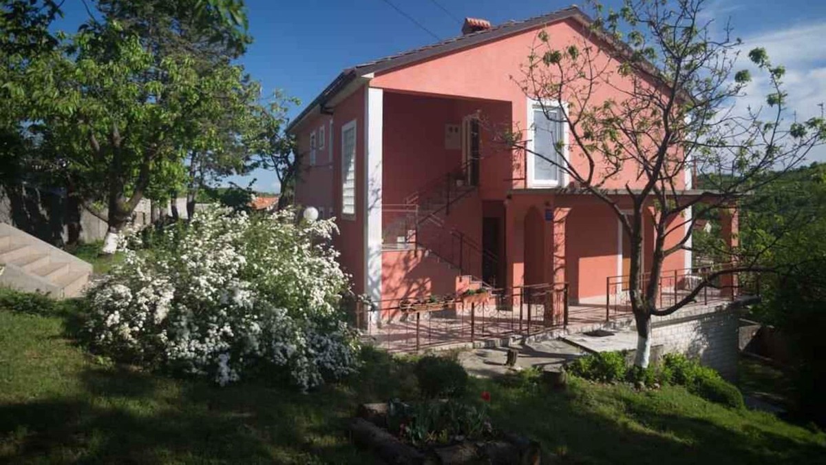 Buzdohanj Apartment | Holiday apartment with garden and Internet