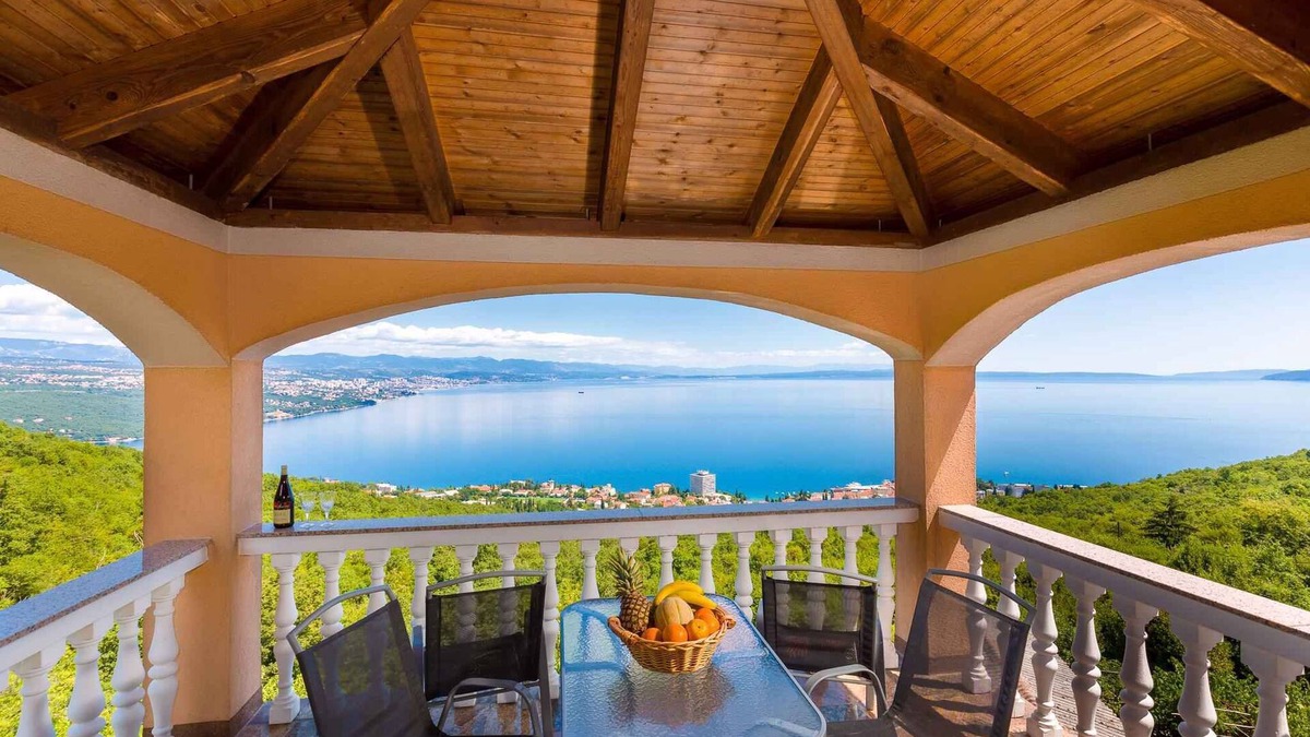 Bregi Apartment | Holiday apartment with panoramic sea views