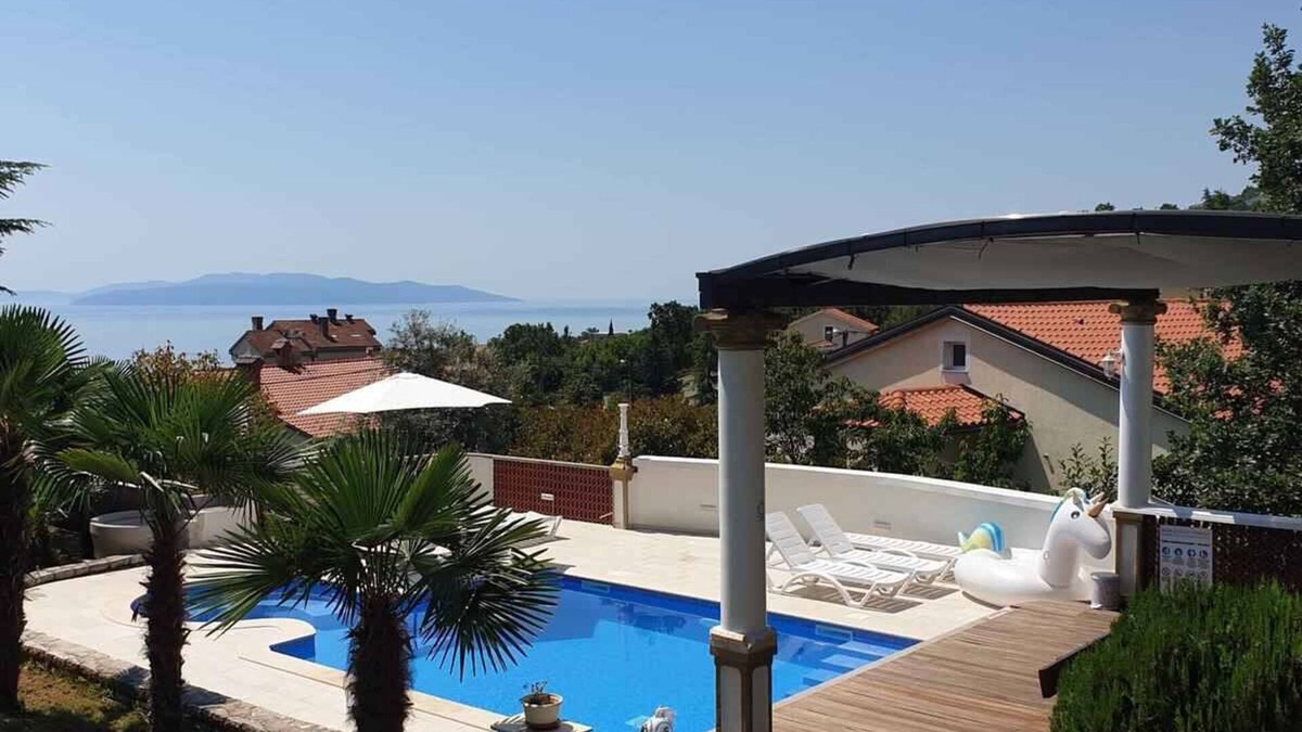 Mihotici Apartment | Holiday apartment with air conditioning and pool