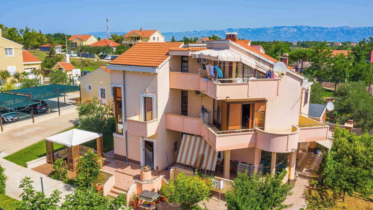Privlaka Apartment | Holiday apartment with air conditioning 200 m from the sea