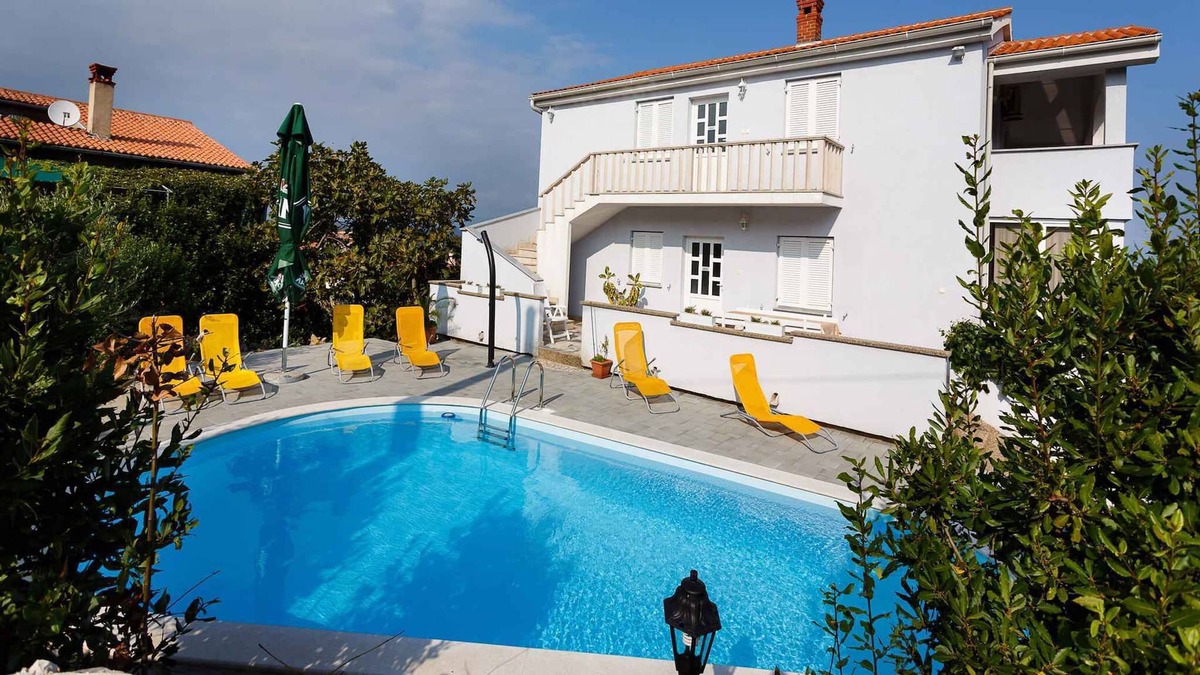 Salatic Apartment | Holiday apartment with pool
