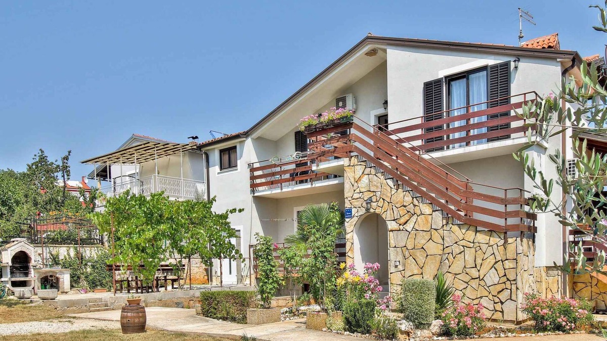Valica Apartment | Holiday apartment with lawn and barbecue