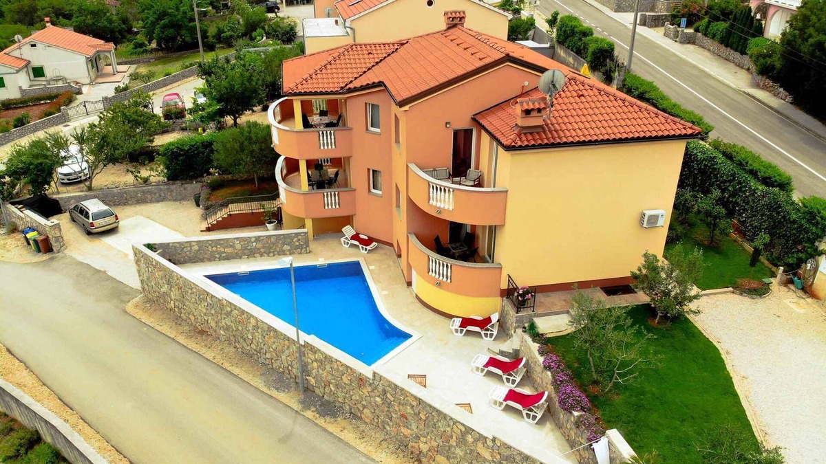 Salatic Apartment | Holiday apartment with use of pool