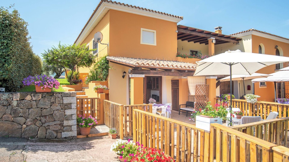 Luddui Apartment | Holiday Apartment with Wi-Fi, Garden & Terrace