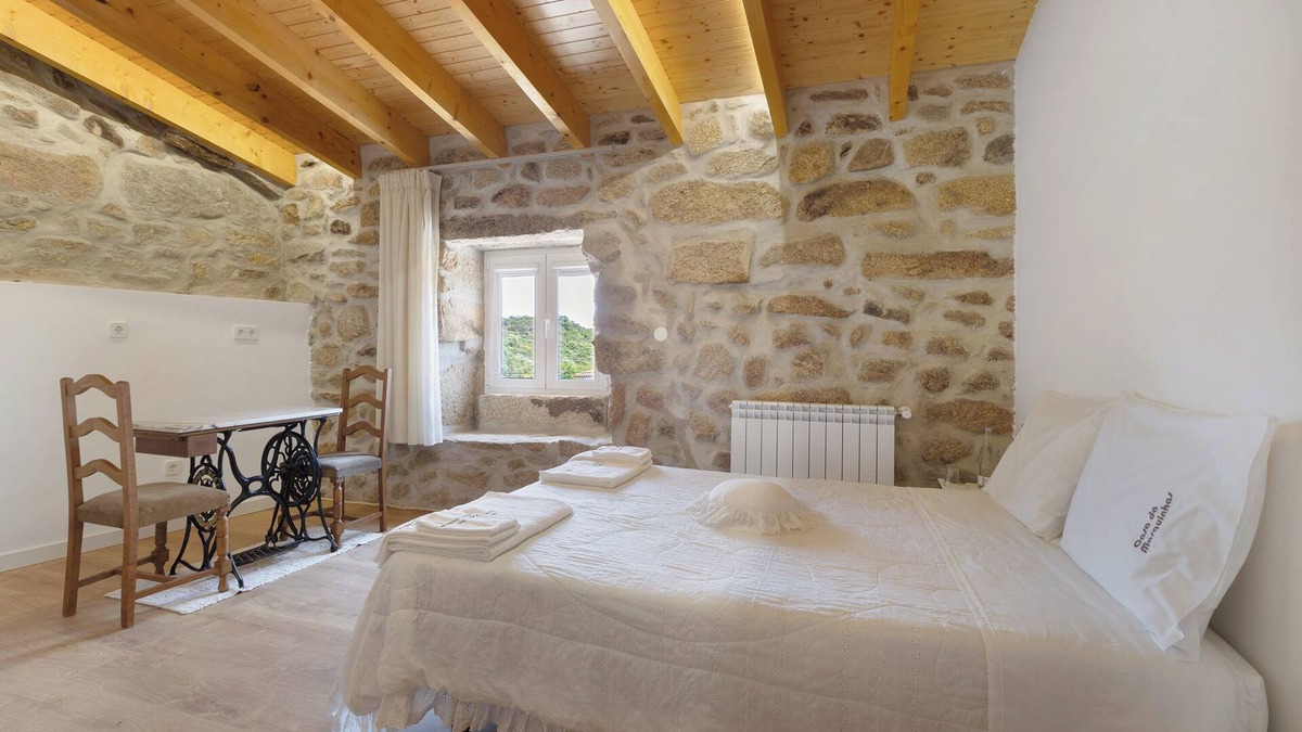 Valpacos Apartment | Holiday Bedroom 'Suite Espaçosa Quadrupla Talefe' with Mountain View, Wi-Fi and Air Conditioning