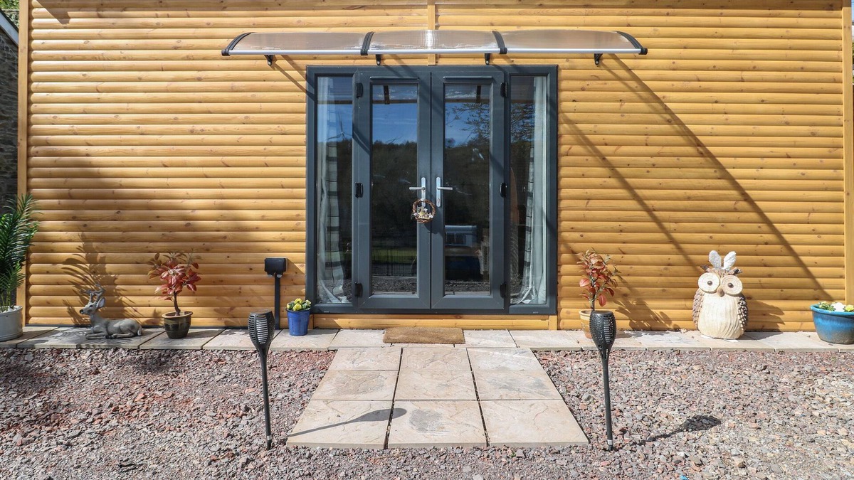 Blackwood Cottage | HOLIDAY CABIN, pet friendly, with a garden in Blackwood