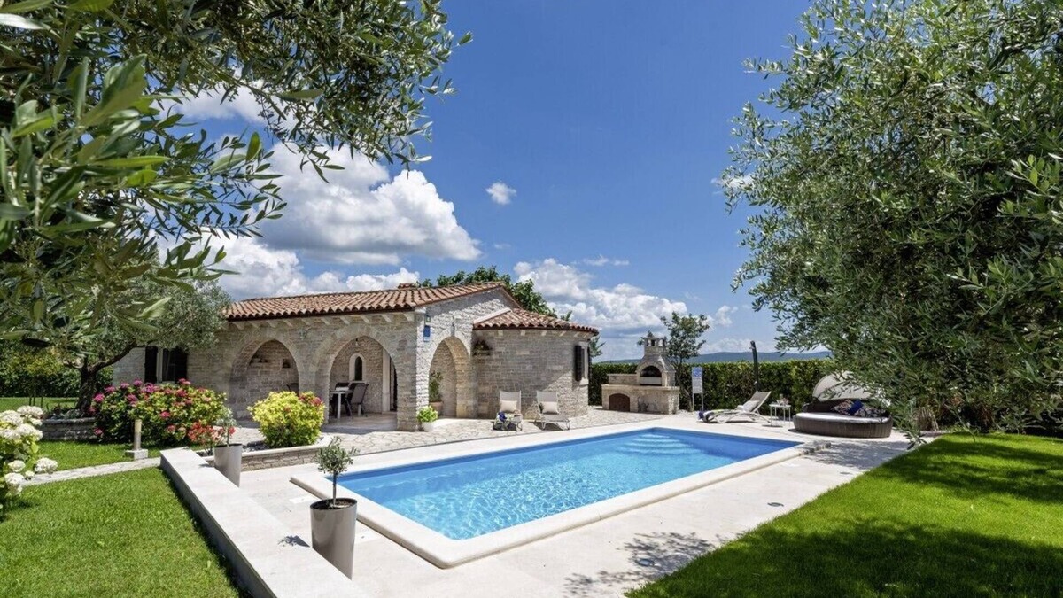 Melnica House | Holiday cottage Istranka * large garden, private pool, BBQ, WiFi