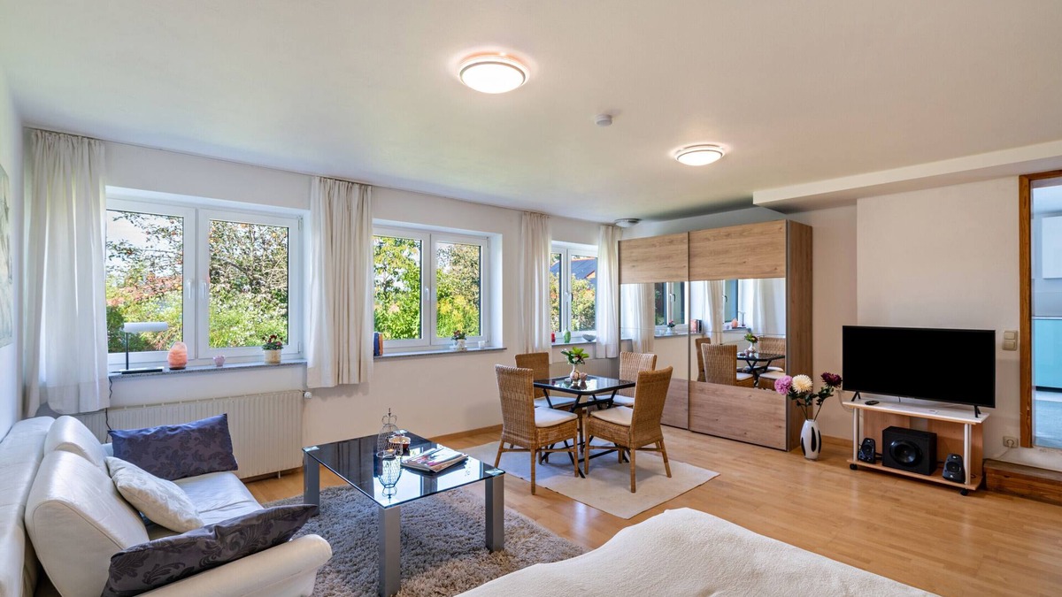 Munchen District Apartment | Holiday Apartment 'Piano' with Terrace & Wi-Fi