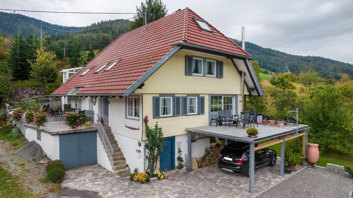 Gutach Apartment | Holiday Apartment "Lehmann with View on Castle" with Mountain View, Private Terrace & Wi-Fi