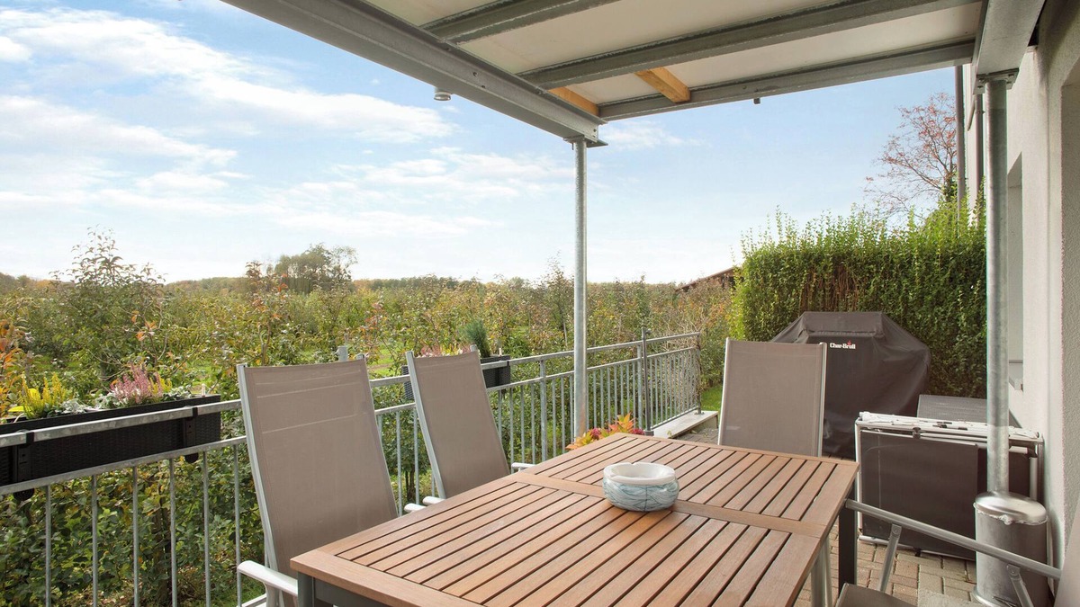Kressbronn Apartment | Holiday Apartment "Schwenck" with Shared Terrace, Shared Garden & Wi-Fi