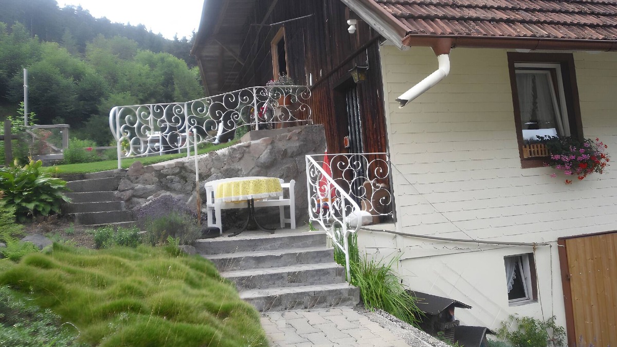 Am Bach Apartment | Holiday Apartment '3, 45sqm' with Private Terrace, Shared Garden and Wi-Fi