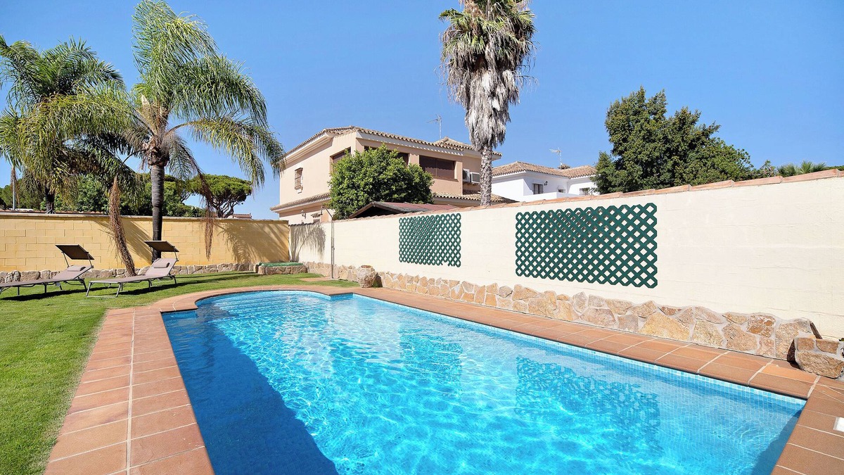 Los Gallos-Cerromolino House | Holiday Home 'Chalet with Pool in La Barrosa' with Private Pool, Private Terrace and Wi-Fi