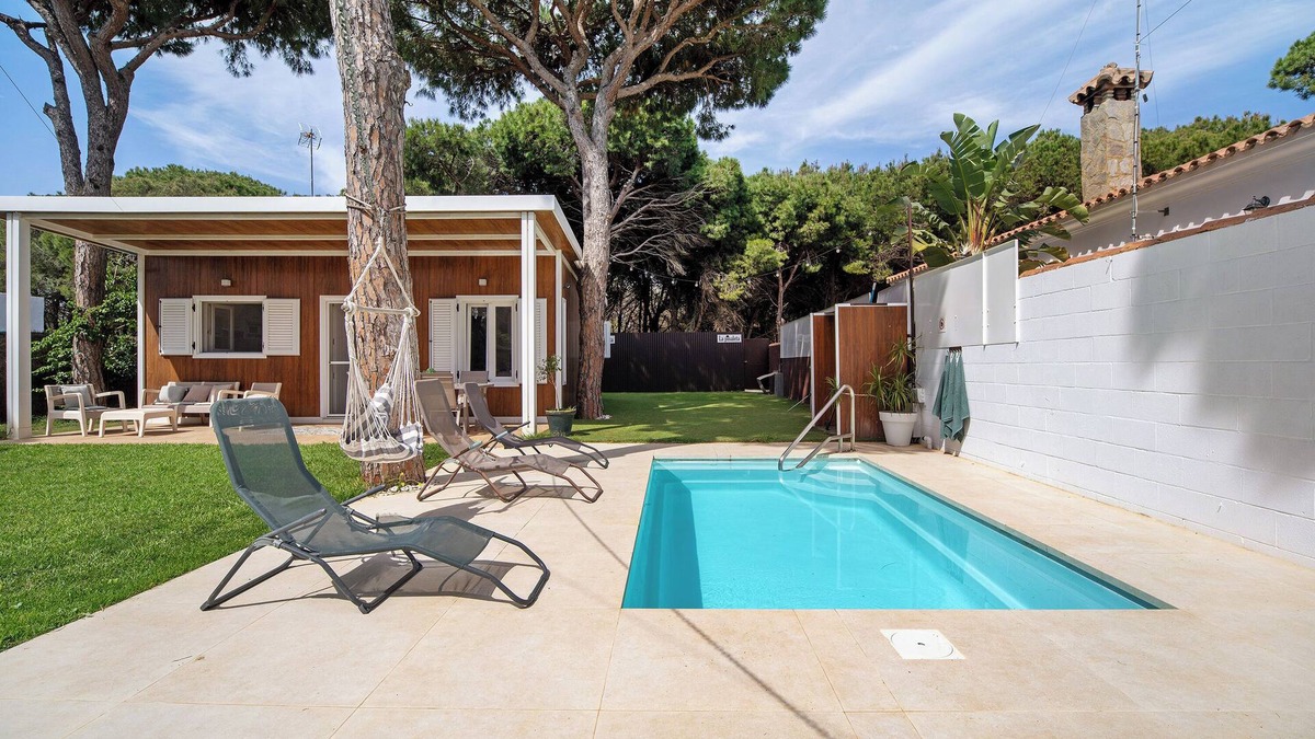 Chiclana de la Frontera House | Holiday Home 'La Pinaleta' with Private Pool, Private Terrace and Wi-Fi