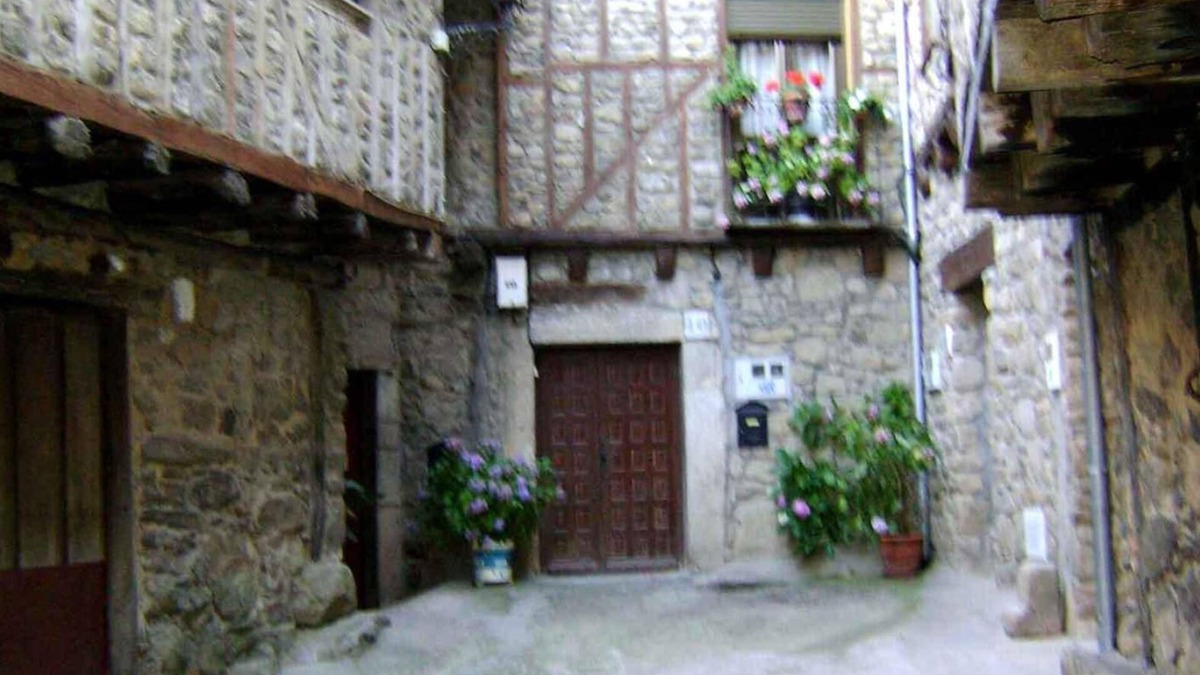 San Martin del Castanar House | Holiday Home 'Casa Lopez' with Mountain View and Balcony