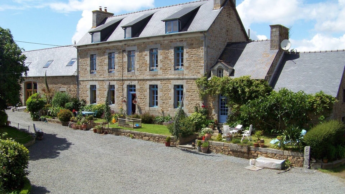 Prat House | Holiday farm; 3 gites & 8 permanent tents, spacious, comfortable, Personal