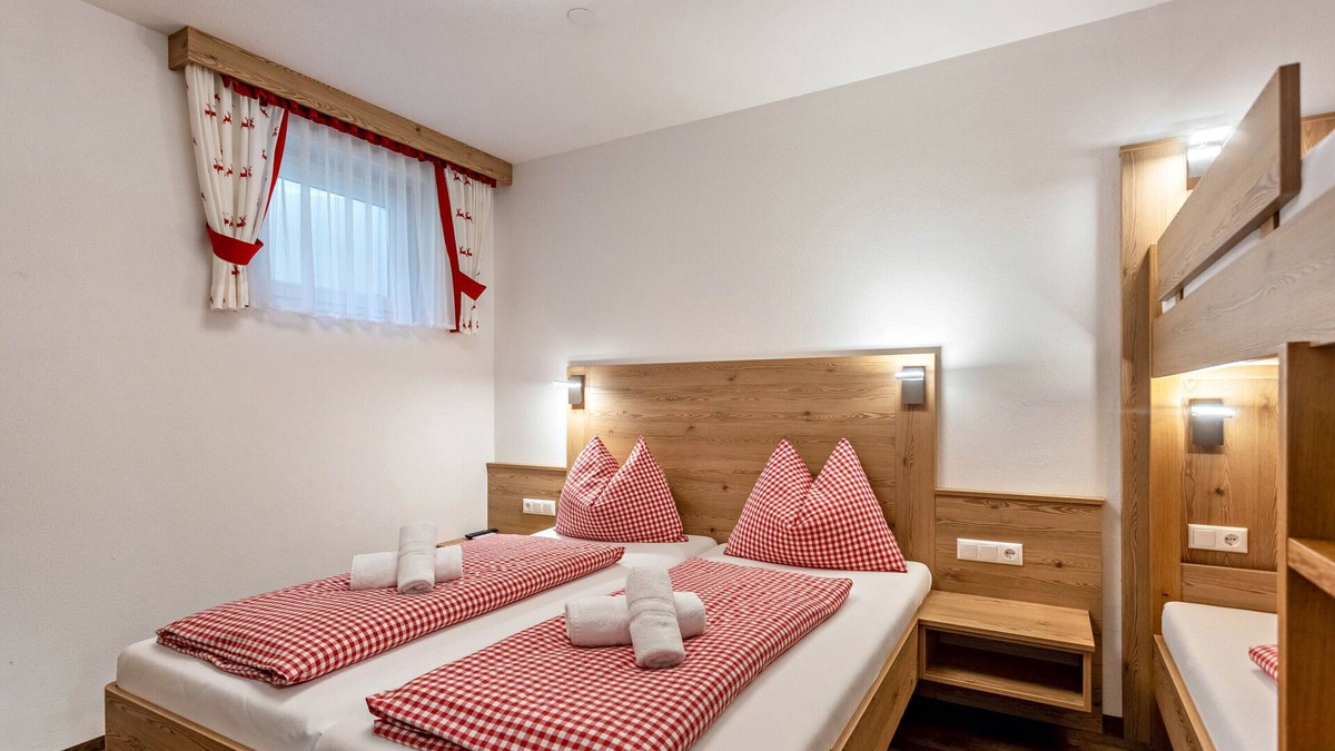 Sankt Johann im Pongau Apartment | Holiday flat 'Apartment mit Blick Auf Die Berge' with mountain view, garden and WiFi.