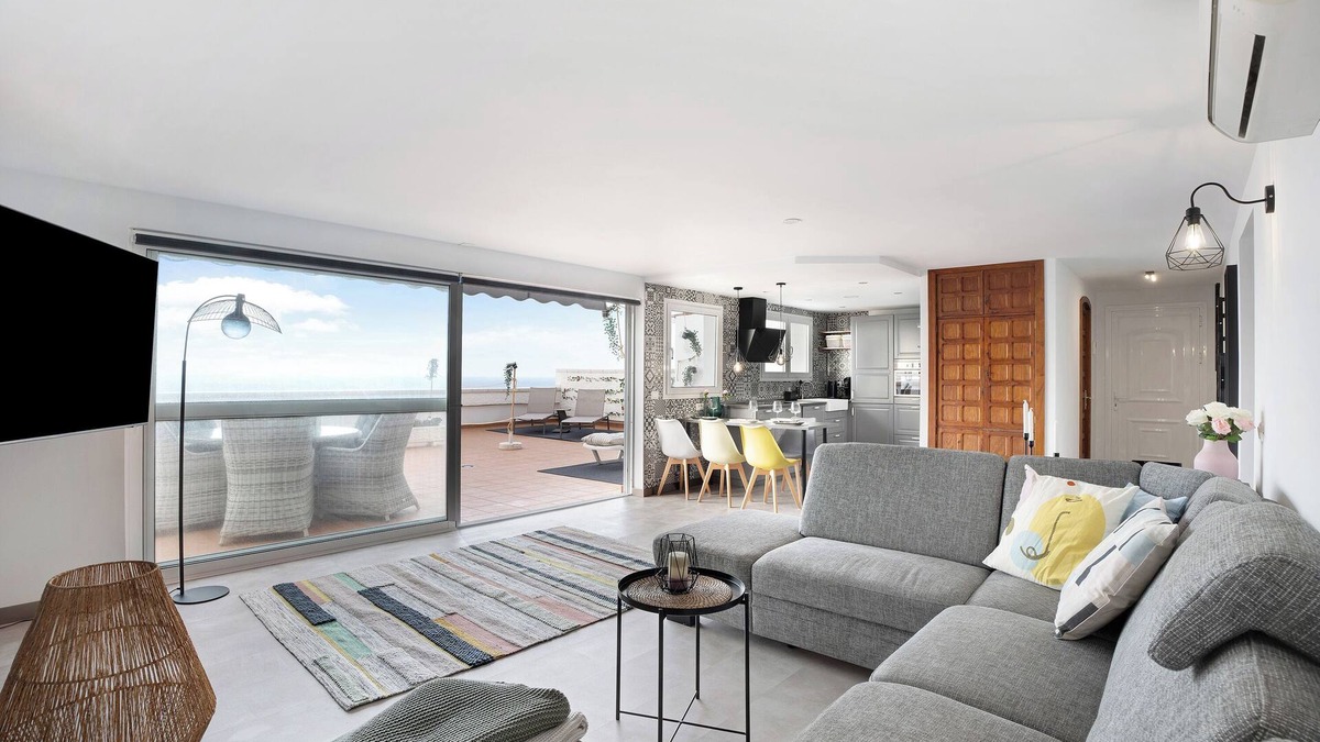 Los Realejos Apartment | Holiday flat "Casa Hola Mar" directly on the coast with infinity view of the sea