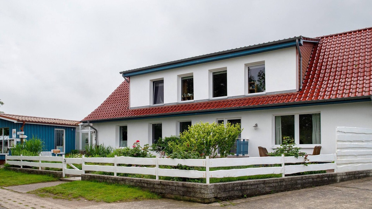 Meschendorf Apartment | Holiday flat 'Möve ABA Apartment 33' with sea view, shared garden and WLAN