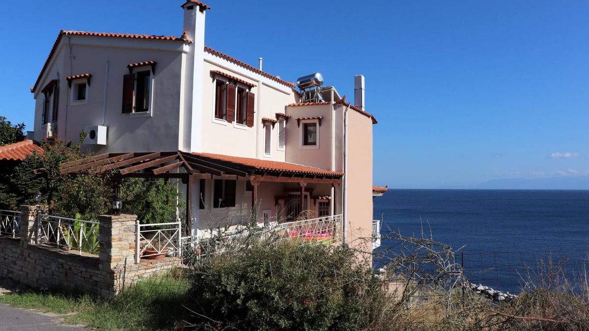 Agii Apostoli Apartment | Holiday flat with great sea view, directly by the sea in Agii Apostoli, Euboea.
