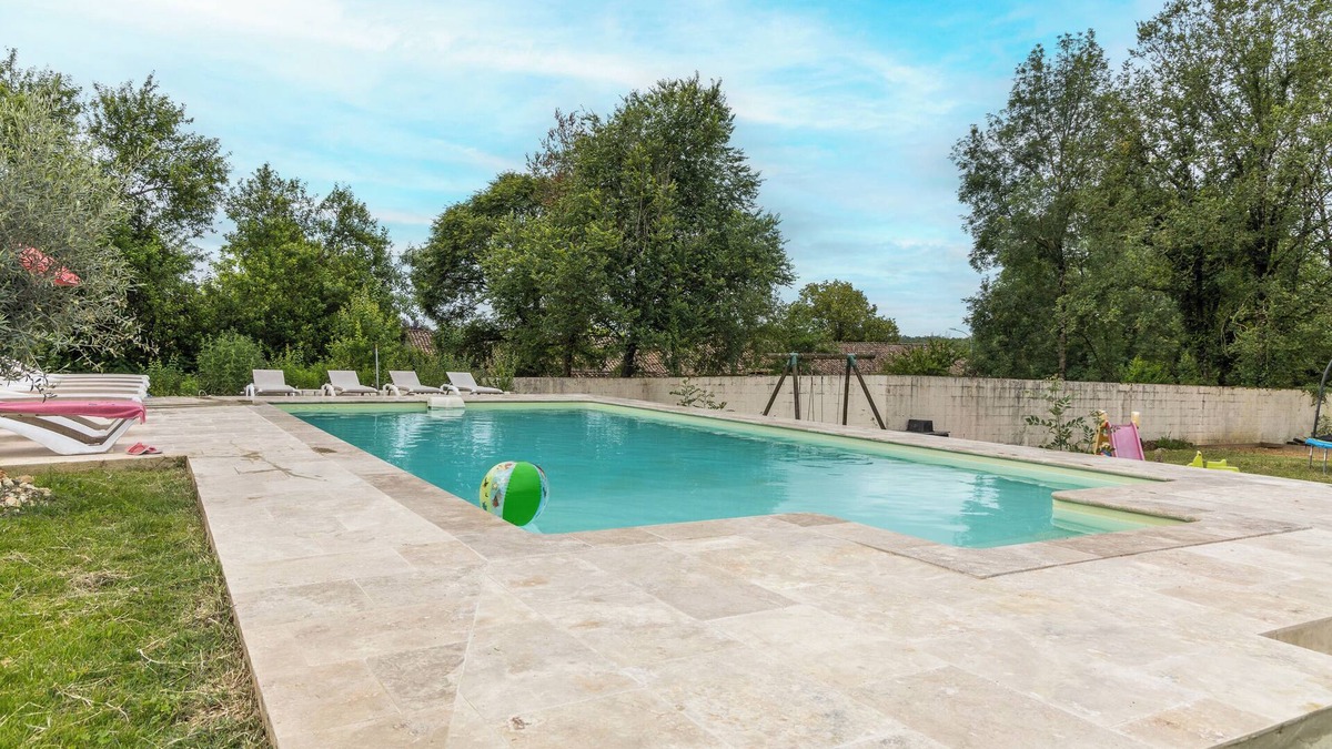 Sainte-Sabine-Born House | Holiday Home 'Gîte Il Était Une Fois' with Shared Pool, Wi-Fi and Air Conditioning