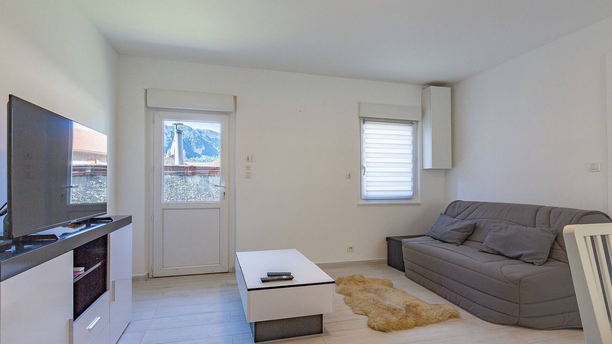 La Chapelle-en-Vercors House | Holiday Home 'Le Cottage' with Mountain View, Shared Terrace and Wi-Fi