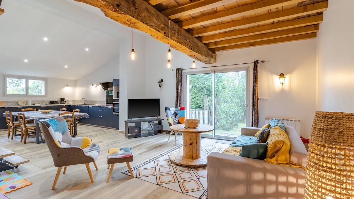 Les Salles-De-Castillon House | Holiday Home 'Gîte De Lamour' with Private Garden and Wi-Fi