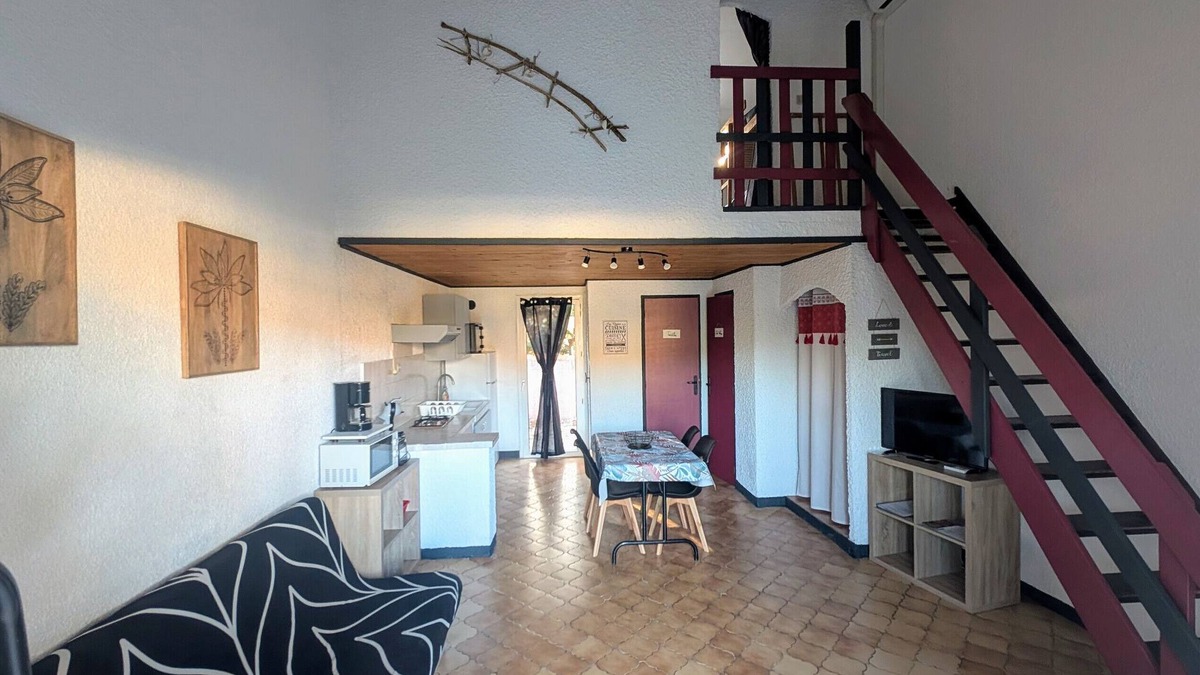 Roquefort-des-Corbieres House | Holiday Home 'La Capelle 4 Personnes 875' with Shared Pool, Wi-Fi and Air Conditioning