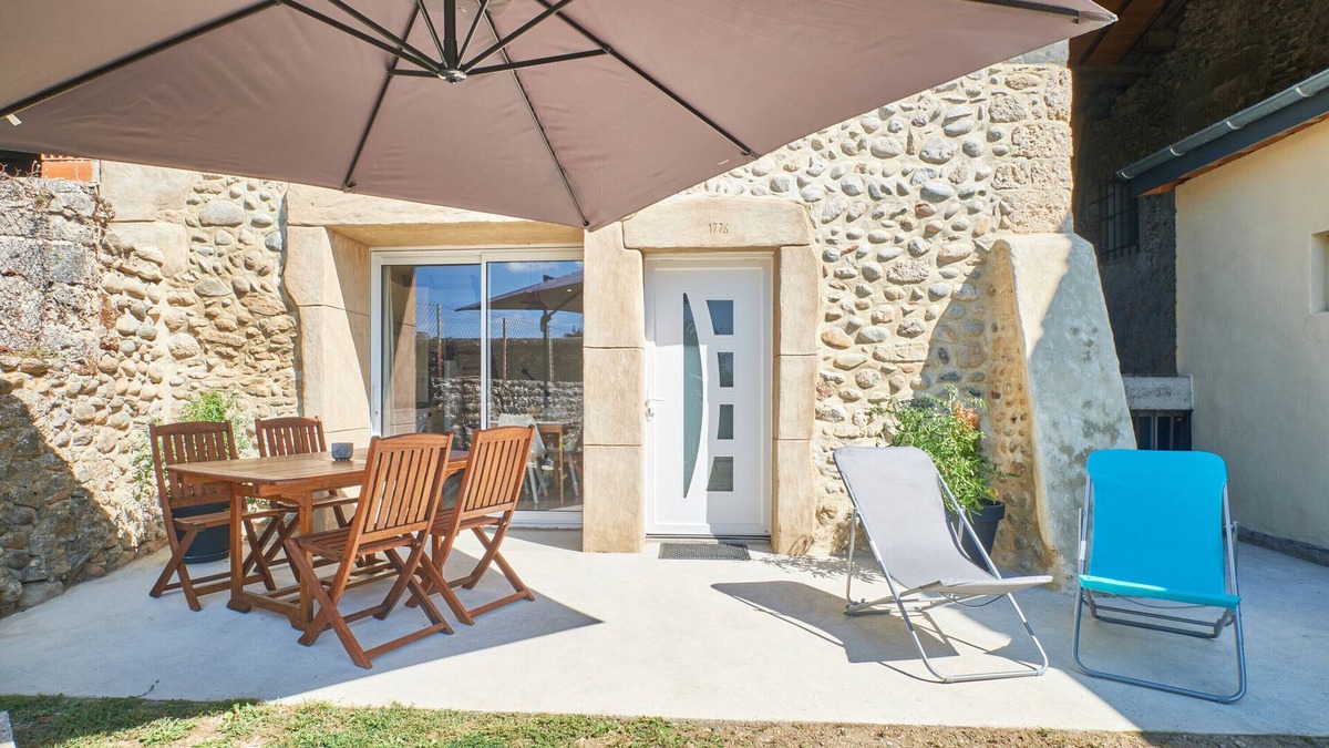 Saint-Hilaire-du-Rosier House | Holiday Home 'La Mottinière' with Private Terrace and Wi-Fi