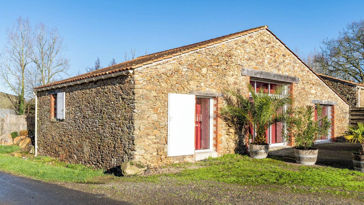 Saint-Julien-des-Landes House | Holiday Home 'La Grange - Gîte Calme En Campagne' with Private Terrace, Private Garden and Wi-Fi