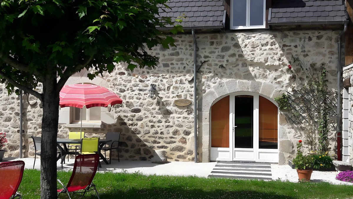 Saint-Mamet-la-Salvetat House | Holiday Home 'Gîte Le Rosier' with Wi-Fi