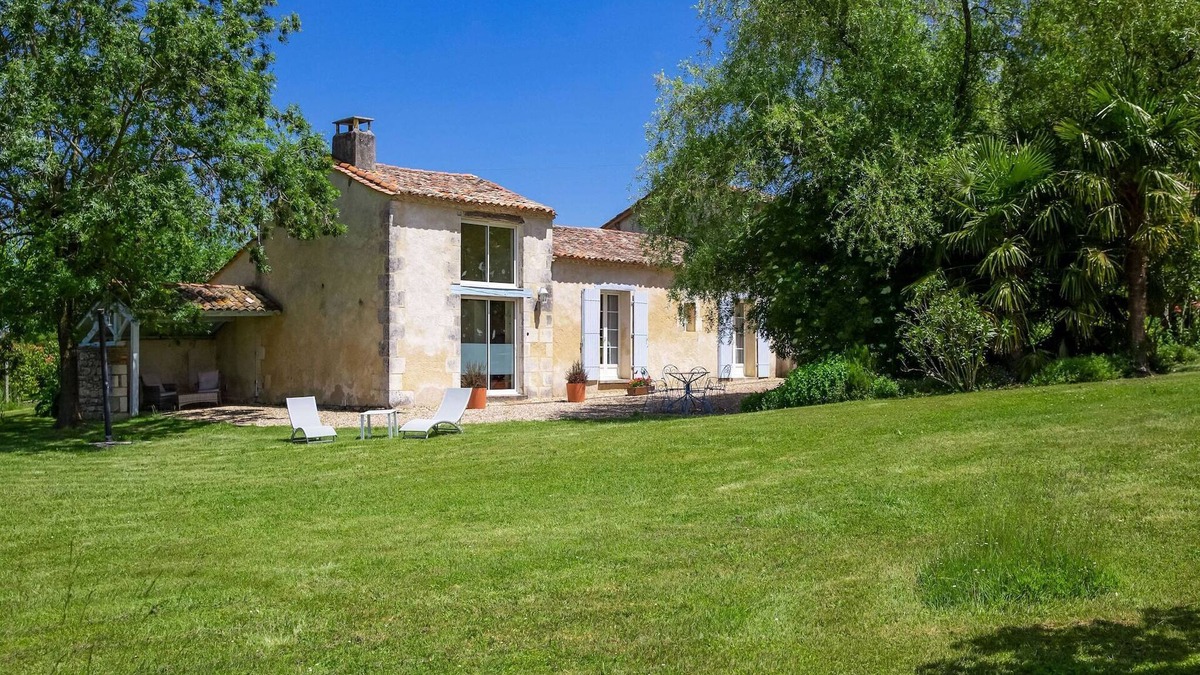 Saint-Martin-de-Gurson House | Holiday Home in Dordogne Wine Estate with Garden