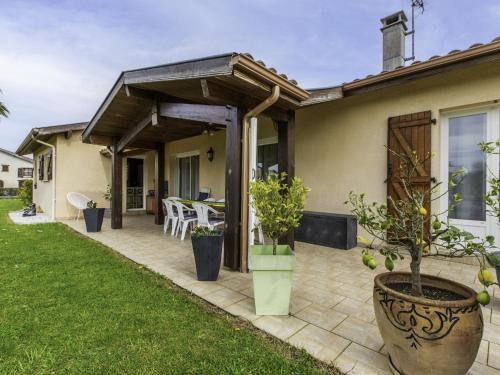 Saint-Martin-de-Seignanx House | Holiday Home Océane by Interhome
