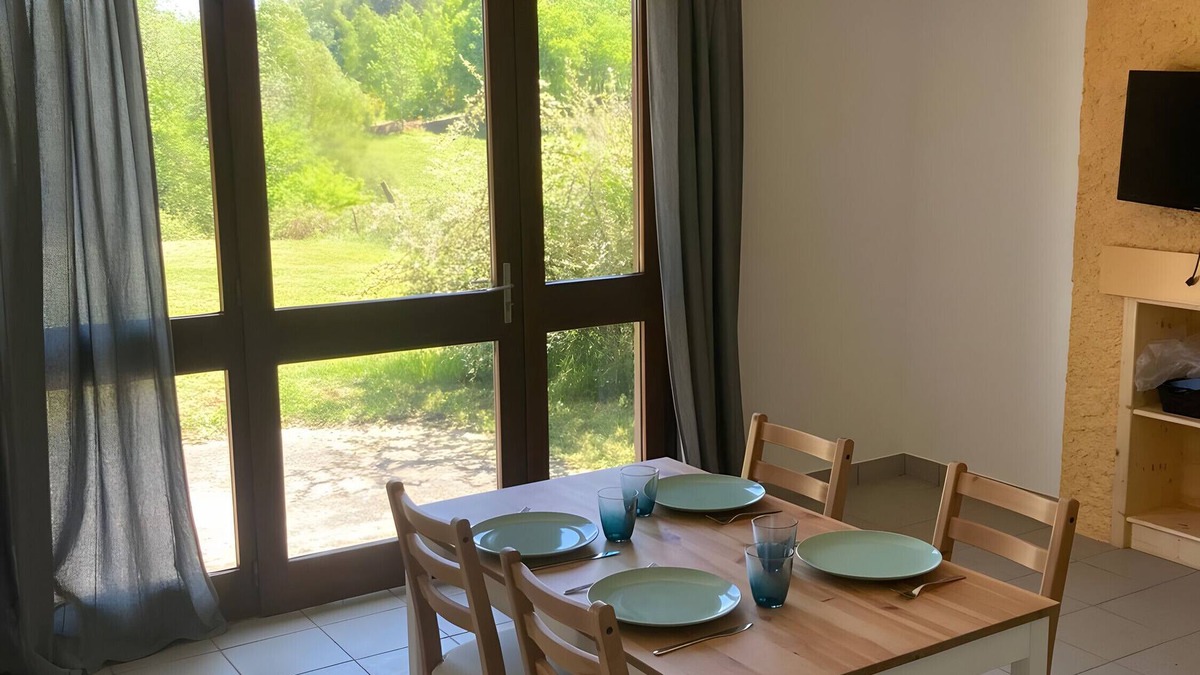 Saint-Remy-Sur-Durolle Apartment | Holiday Home 'Ocre Au Bord Du Lac' with Shared Terrace, Shared Garden and Wi-Fi